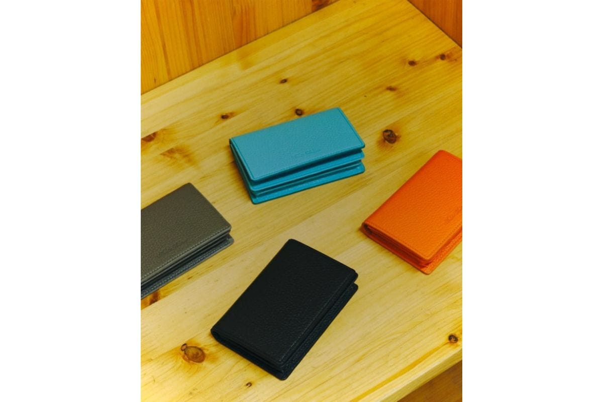 「別注CARD CASE」￥19,800／4色展開（ブラック、グレー、ミントグリーン、オレンジ）