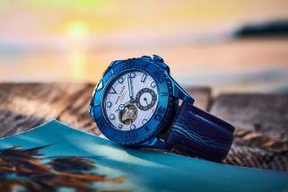 「4万円台の機械式腕時計」マリンな青×白が映える夏おすすめダイバーズ！“阿波藍染レザー”を付属したオープンハートに注目