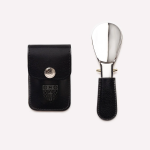 「THE GENTLEMEN SHOE HORN IN POUCH TG298J」￥22,000／ポーチ8×4.5㎝、シューホーン全長12㎝／ゴートレザー
