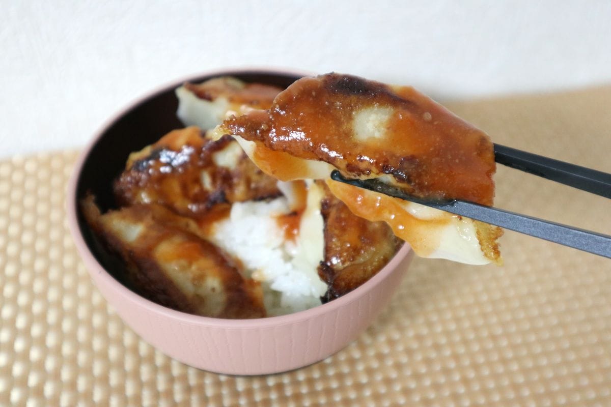 餃子丼に「ぶっかけトマト」をかけた