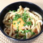 冷凍うどんに「ぶっかけトマト」をかけた