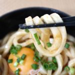 冷凍うどんに「ぶっかけトマト」をかけた