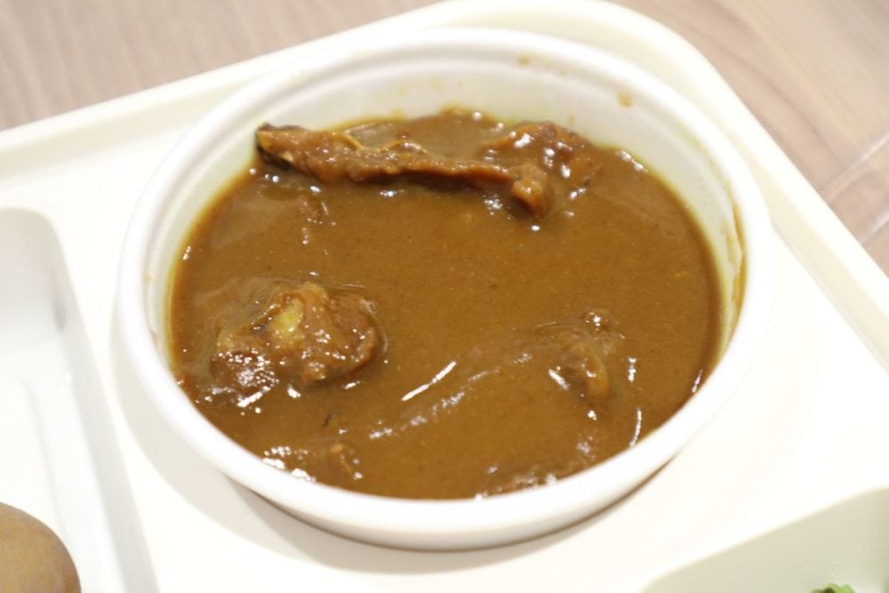 カレーはなんと弱火で 3日間煮込むのだそう。バターと生クリームで仕上げているので旨味と甘みが緩やかに口の中で広がります