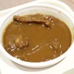 カレーはなんと弱火で 3日間煮込むのだそう。バターと生クリームで仕上げているので旨味と甘みが緩やかに口の中で広がります