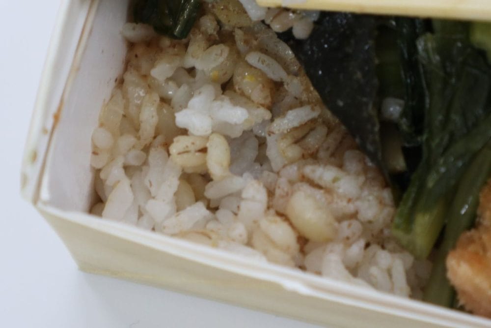 お米も白米ともち麦がブレンドされていて食感に飽きがありません