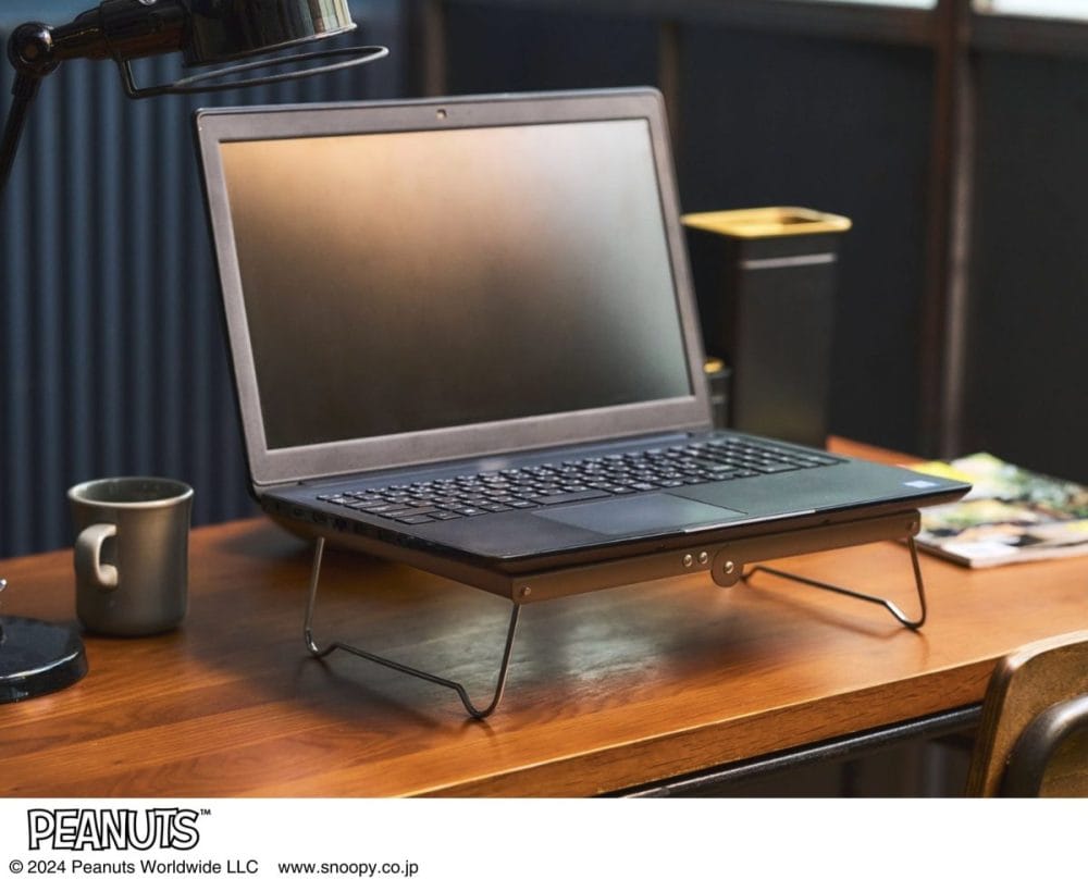 付録のスチール製テーブルは、PCスタンドとしても活躍。かわいいスヌーピーのデザインで仕事や作業もはかどりそう。