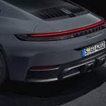 リアエンドは“PORSCHE”ロゴを統合したライトストリップ、各サイド5枚のフィンを備えたリアグリル、すっきりとした構造のリアバンパーが新しいグラフィックを形成