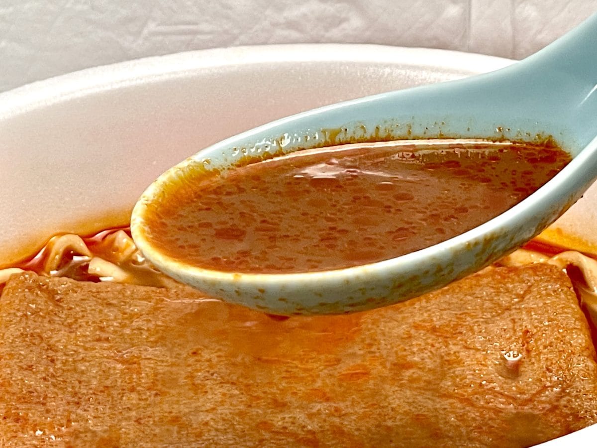 日清食品
「日清の辛どん兵衛 特盛きつねうどん」液体スープの利点は「香り」。ポークベースのしっかりとしたコクに醤油の芯のある香りが食欲をそそります。これがおあげからの甘味が重なることで、どん兵衛でしか味わえない独特の「お出汁感」が楽しめます