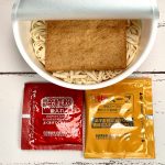 日清食品 「日清の辛どん兵衛 特盛きつねうどん」別添の袋は2つ。後入れの液体スープと「特製辛鰹粉」です