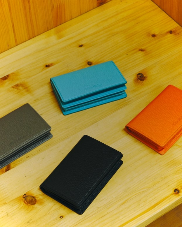 「別注CARD CASE」￥19,800／4色展開（ブラック、グレー、ミントグリーン、オレンジ）