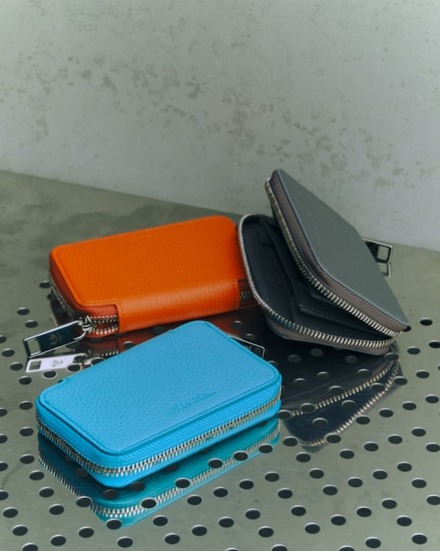 「別注ROUND ZIP WALLET」￥36,300／4色展開（ブラック、グレー、ミントグリーン、オレンジ）