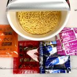 東洋水産 「ファミマ マルちゃん正麺カップ 濃厚担々麺」別添の袋は4つでスープは液体と粉末のいいとこどりです。かやくはちんげん菜とごま、味付けのひき肉となかなかの具だくさん