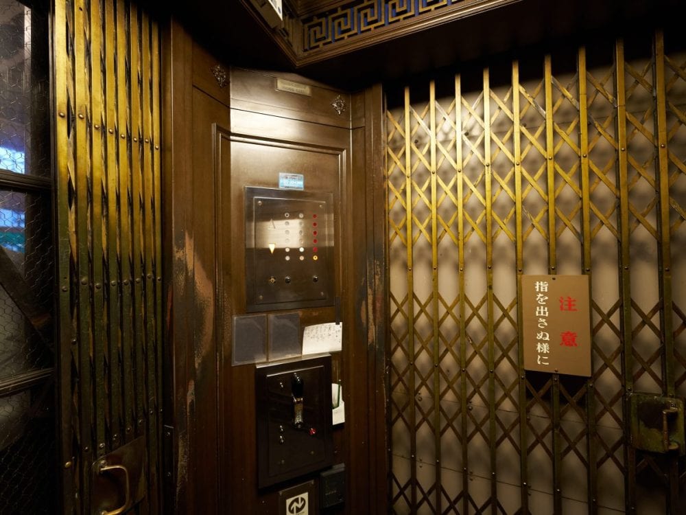 日本最古級といわれる手動式のエレベーター