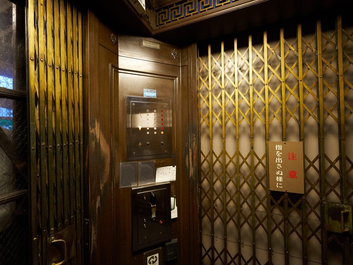 東華菜館、手動操作のレトロなエレベーター
