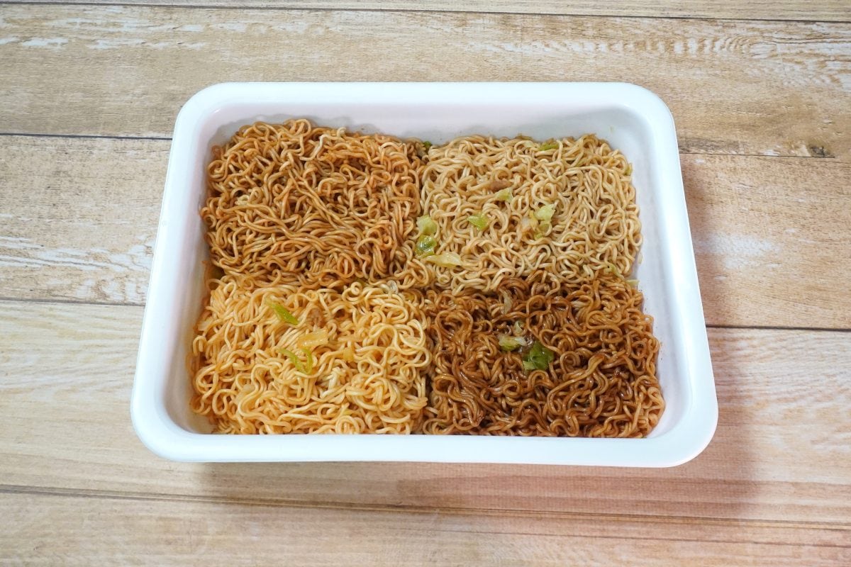 ヤバいカップ麺……爆誕」ご当地焼きそば4種が一気に食べられるのはお得