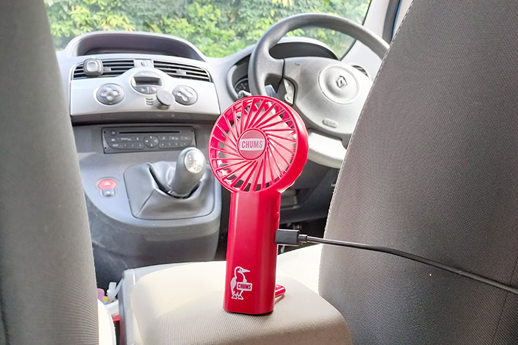 「人気付録が大活躍」チャムスのポータブル扇風機を“暑夏のソト・ナカ・車内”で使ってみたら有能すぎた