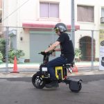 スロットルを開けると電動バイク独特の少し引っ張られるような走り出しはあるものの走りは至ってスムーズ