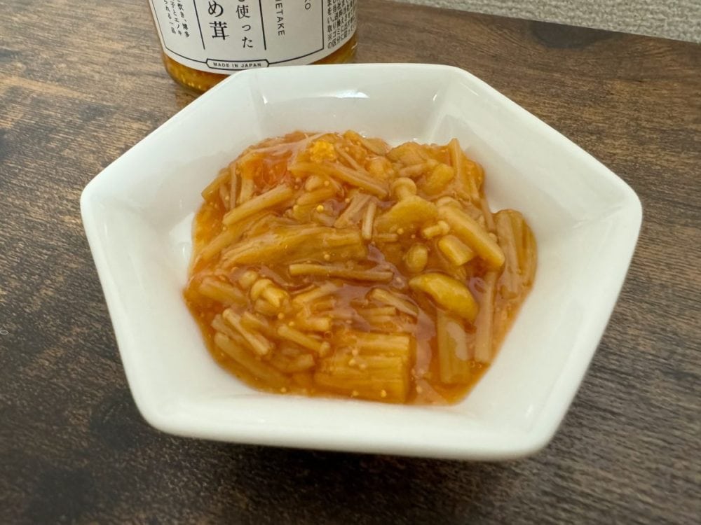 間違いなく白飯には合うのですが、今回さっぱりと冷奴にかけて食べてみました