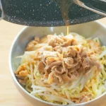 第3位　「袋麺の激うまアレンジ」ちょい足しで激変！“マルちゃん正麺 味噌味”で作る冷製汁なし豚キムチみそラーメン【キャンプ飯にもおすすめ】