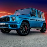 縦方向のフィンが力強い印象を与えるフロントサイドエアインテークを採用したAMG G63