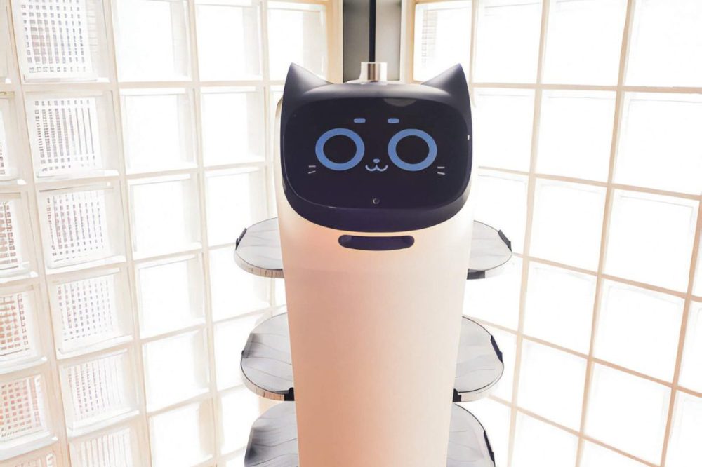 アイドル級に可愛いネコ型配膳ロボット