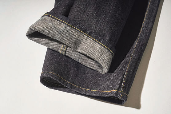生地はこのジーンズのためだけに開発された特別な左綾織りのオリジナルデニムを採用