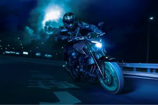 「クールすぎるヤマハの新型バイク」夜に映えるスポーツネイキッド“MT−25＆MT−03”2024年モデルがかっこいい！