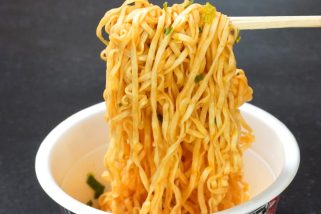 「ガチで激うまだったカップ麺」ネオ横丁の人気メニューがチキンラーメンに？新作3種をグルメライターが正直レビュー