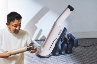 「“相棒感”絶大な逸品」秀逸デザイン、パワフルな吸引力……シャークの充電式ハンディクリーナー“エヴォパワー DX”／売上No.1モノ雑誌編集長のお墨付き『コレ買いです』Vol.70