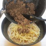 挽肉から出た脂は旨味の素ですので、残すことないようにトッピング