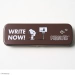 缶ケースには「WRITE NOW」のメッセージをプリント