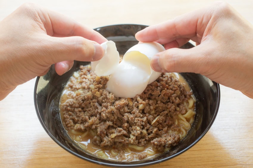 温玉が乗せやすくなるように、挽肉は真ん中に穴を開けて富士山型にトッピング