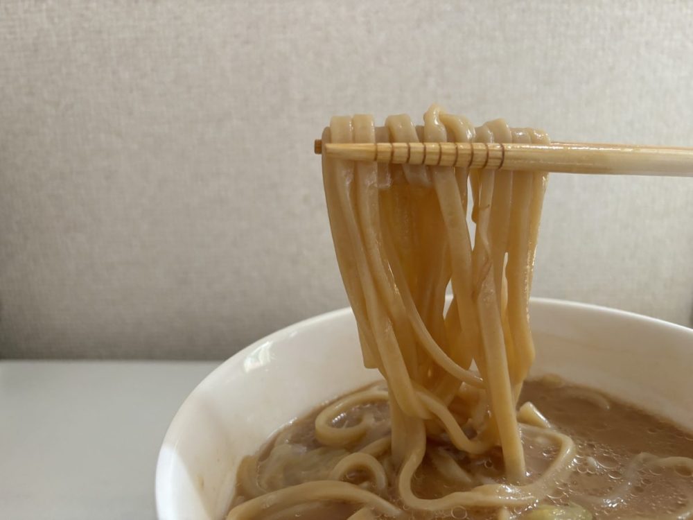 ⼆郎系を彷彿とさせる中太ストレート麺