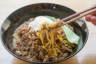 「袋麺の激うまアレンジ」“マルちゃん正麺 味噌味”にちょい足しで激変！斬新…汁少なめ激辛地獄の坦々麺がキャンプ飯に◎