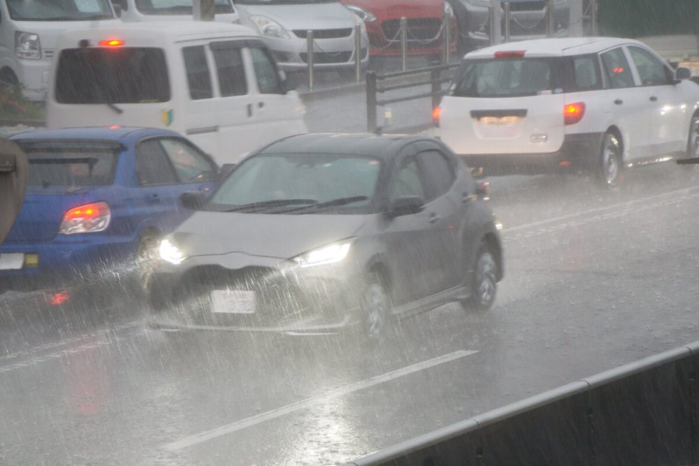 ゲリラ豪雨や線状降水帯などによる大雨。冠水路には注意せよ