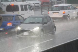 「冠水道路を走る車は大丈夫なのか？」ゲリラ豪雨、線状降水帯で注意！廃車や命の危機も…冠水路が危険な理由を自動車ジャーナリストが解説