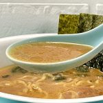 明星食品 「別格麺神 横浜家系豚骨醤油」豚骨と鶏の旨みに香味野菜、さらに醤油のコクをプラスした本格的なスープを実現