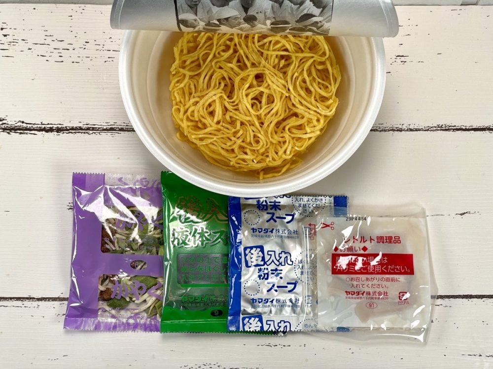 ヤマダイ 「すみれオールスターズ ムラナカの一杯 味噌ラーメン」チャーシューとメンマはレトルトとなっています