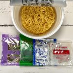 ヤマダイ 「すみれオールスターズ ムラナカの一杯 味噌ラーメン」チャーシューとメンマはレトルトとなっています