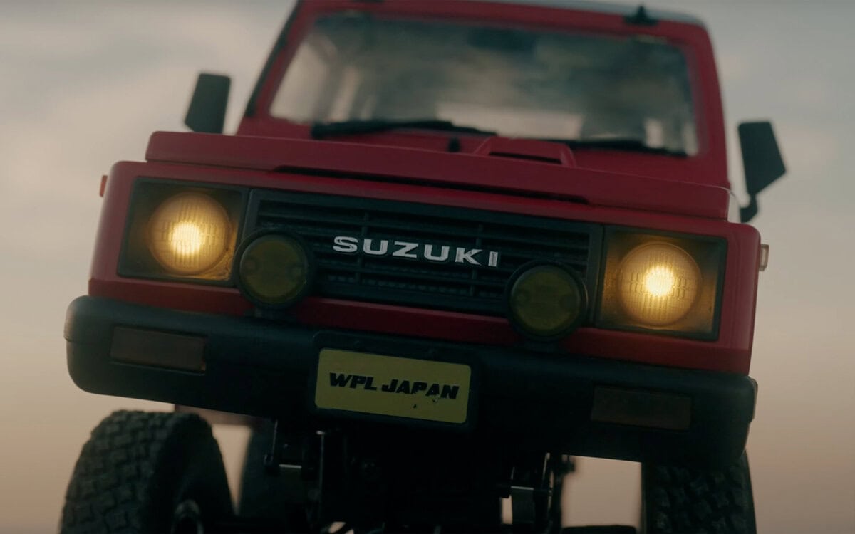 フロントグリルの「SUZUKI」のエンブレムも実車そのままに再現