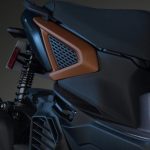 構造体をそのまま露出させたようなスタイルで軽量感を表現したアクセントとなるサイドカバー