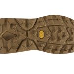 Vibramメガグリップアウトソールとクッション性に優れたコンプレッションEVAミッドソールが快適な履き心地を提供する