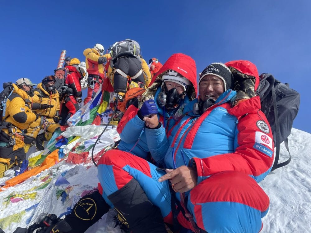 近藤氏が代表を務めるアドベンチャーガイズ社によるエベレスト公募登山隊がまとって地球の頂を目指し見事に成功！