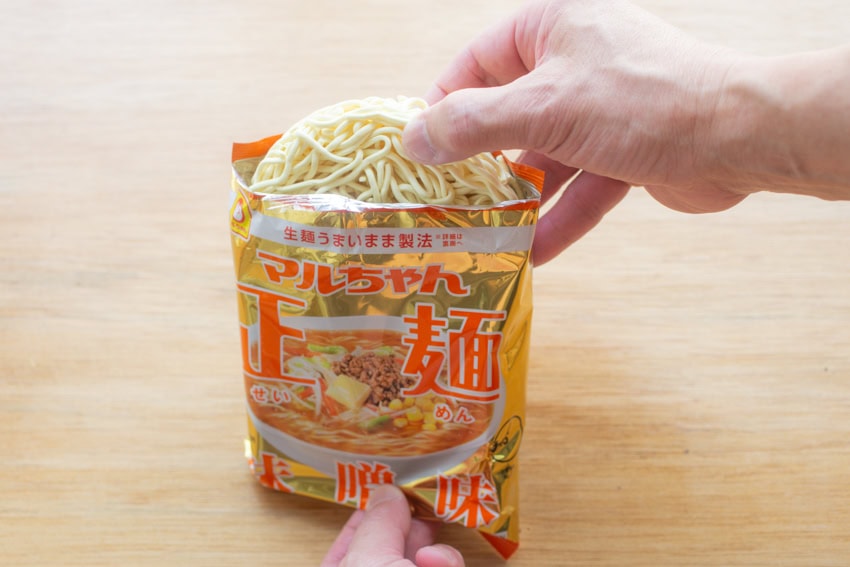 「マルちゃん正麺 味噌味」がラーメンであることを忘れてしまいかねない、オムレル仕立てに変化