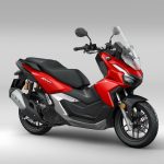 アドベンチャースタイルの軽二輪スクーター「ホンダ ADV160」がビビッドなレッドが印象的な「ミレニアムレッド」などボディカラーのラインナップを一新