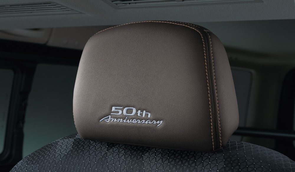 ヘッドレストには50周年記念車の特別感を演出する刺繍が施されている「50th Anniversary」モデル