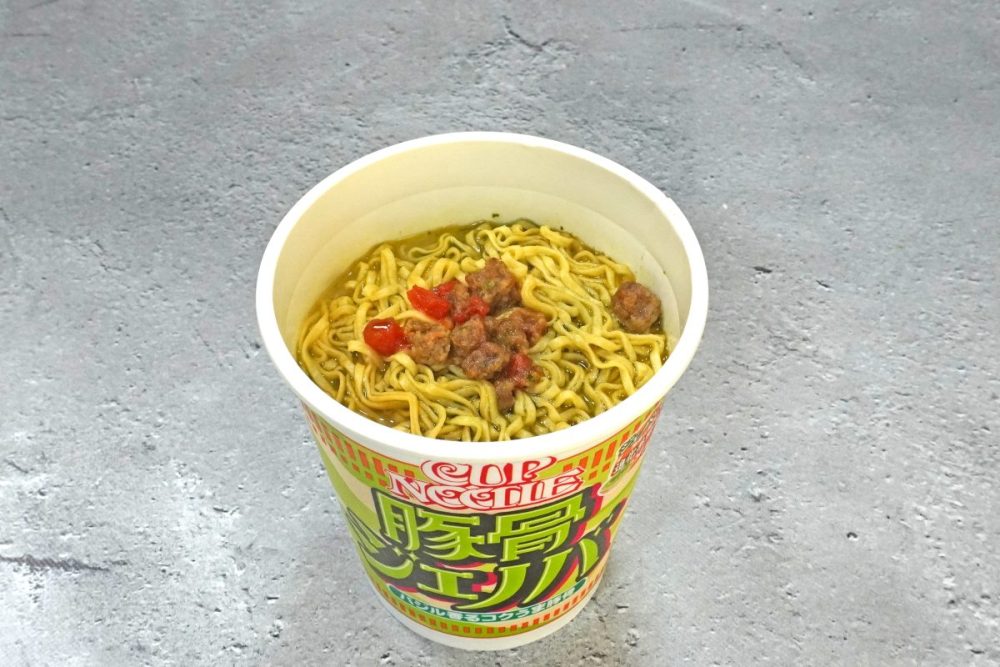 日清食品「カップヌードル 豚骨ジェノバ ビッグ」