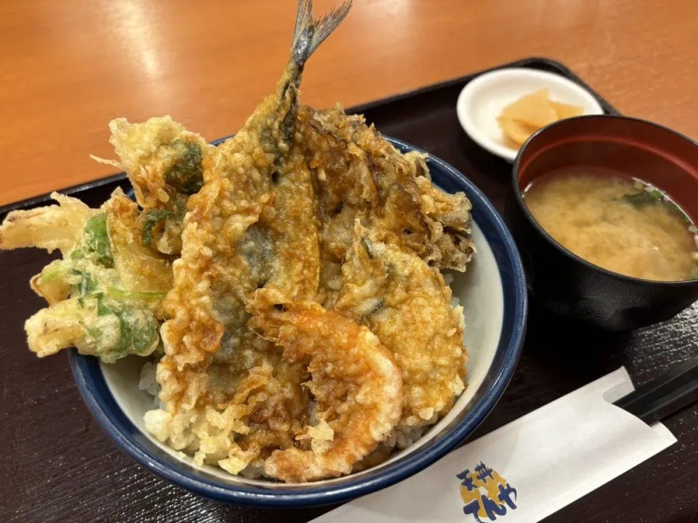 第1位　「すべて国産食材なのに1000円以下!?」秋刀魚、牡蠣、舞茸…秋の味覚が満載！豪華すぎる“天丼てんや”の旬な逸品をグルメライターが実食レポート