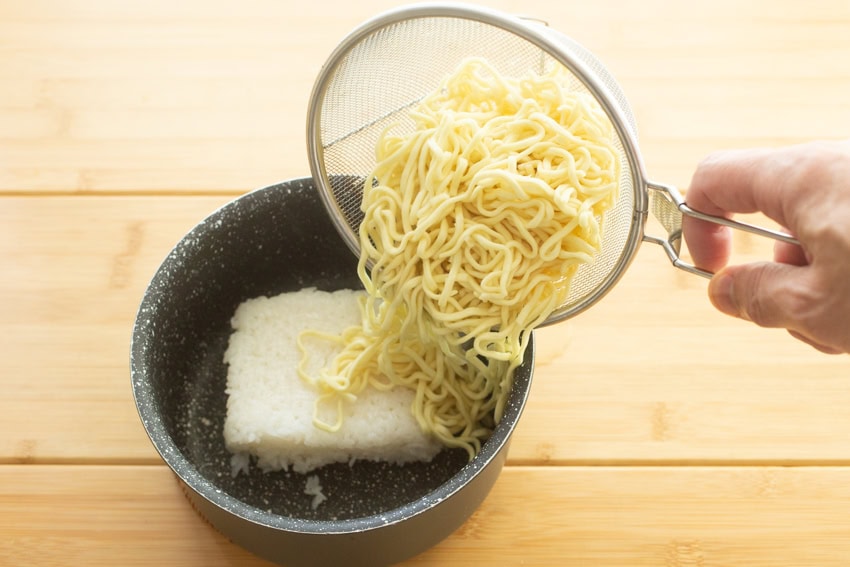 パックごはんとは別の鍋で麺茹ですると時短になります