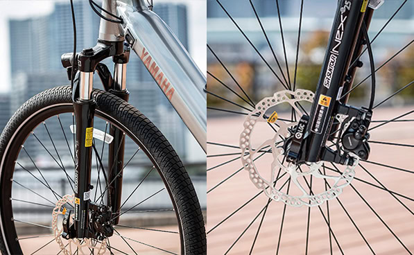 「CROSSCORE RC」と同じ「SR SUNTOUR NEX-E25C」のフロントサスペンションフォークと油圧式のディスクブレーキ「SHIMANO BR-MT200」を装備